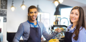 Sinh viên đi làm thêm minh họa lợi ích và nhược điểm của hệ vừa học vừa làm